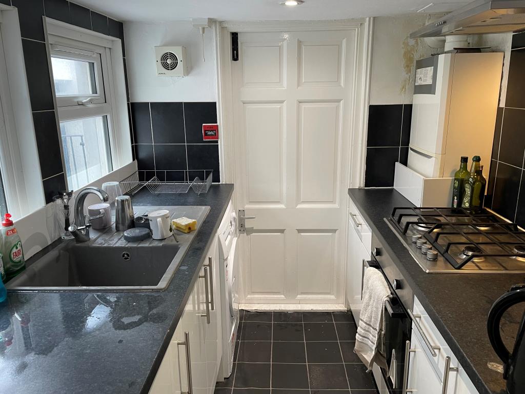 Lot: 100 - FREEHOLD HOUSE IN MULTIPLE OCCUPATION PLUS VACANT BASEMENT FLAT - Main Kitchen